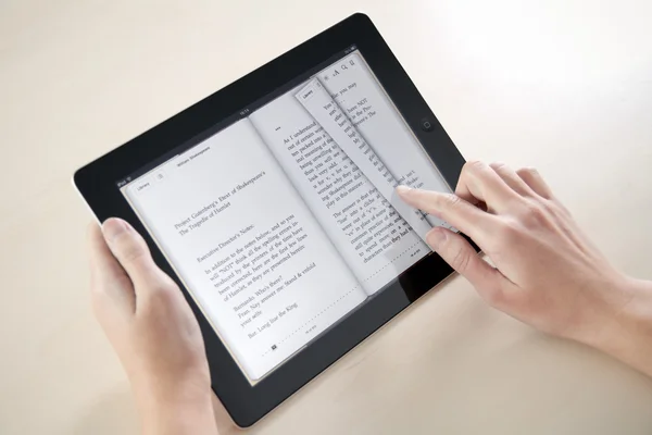 Чтение на Apple iPad2 — стоковое фото