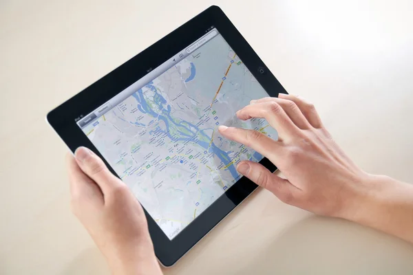 Usando o Google Maps na Apple iPad2 — Fotografia de Stock