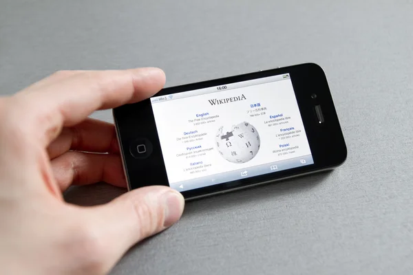 Apple の iphone でのウィキペディアのページ — ストック写真