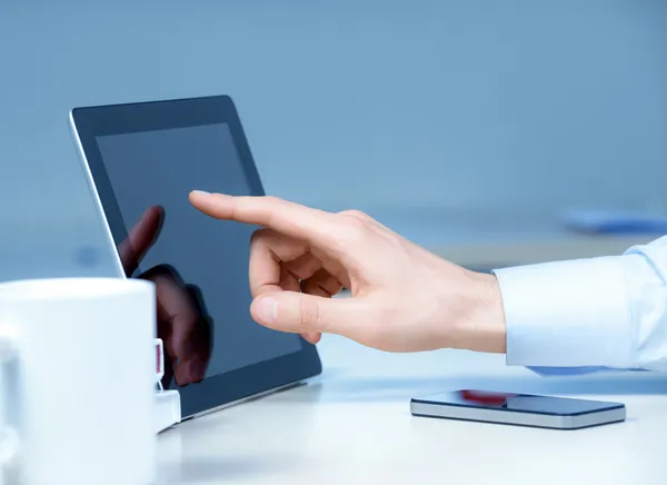 Επιχειρηματίας που αγγίζουν σε σύγχρονη ψηφιακή tablet pc — Φωτογραφία Αρχείου