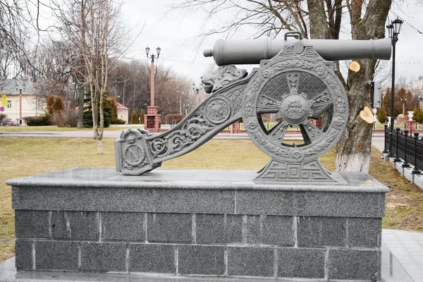 Kanone am Denkmal für die Helden der Kapelle, der Krieg von 1812 in Polotsk — Stockfoto