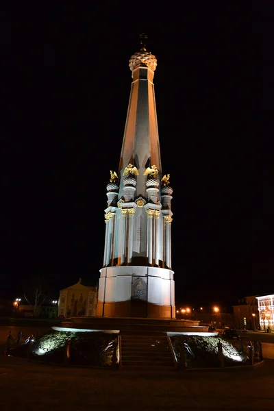 英雄 1812 年の戦争ポロツクで夜のチャペルの記念碑 — ストック写真