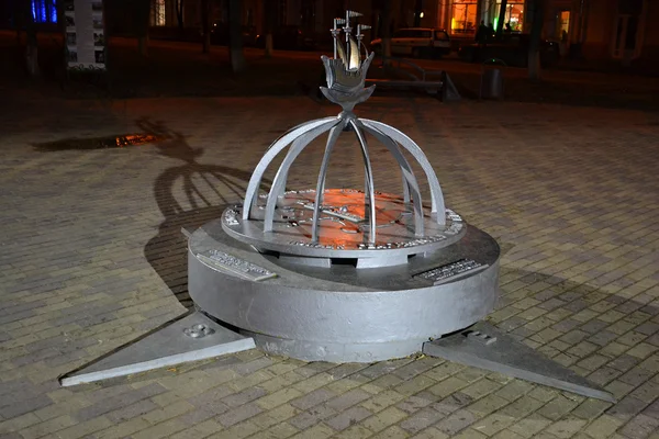 O sinal do centro geográfico da Europa em Polotsk à noite — Fotografia de Stock