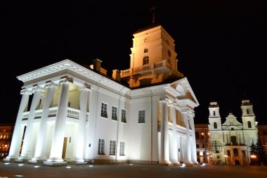 Minsk üst şehir gece Belediye Binası