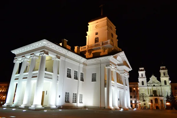 Rathaus in der Oberstadt von Minsk bei Nacht — Stockfoto
