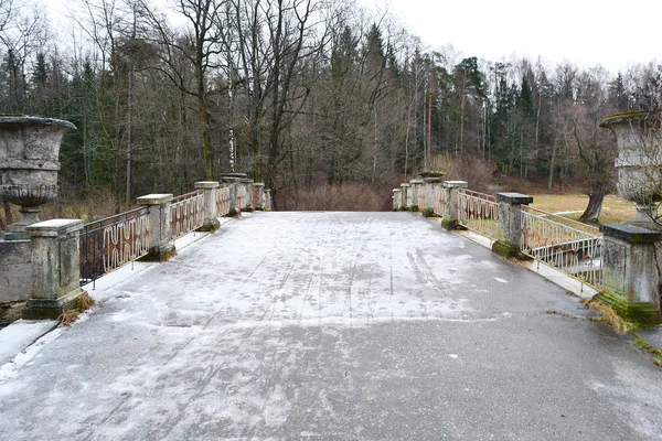 De brug door de rivier de Slavische in pavlovsk park — Stockfoto