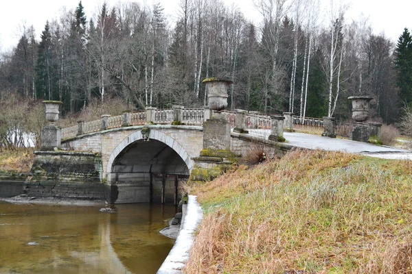 Il ponte attraverso il fiume Slav nel parco Pavlovsk — Foto Stock