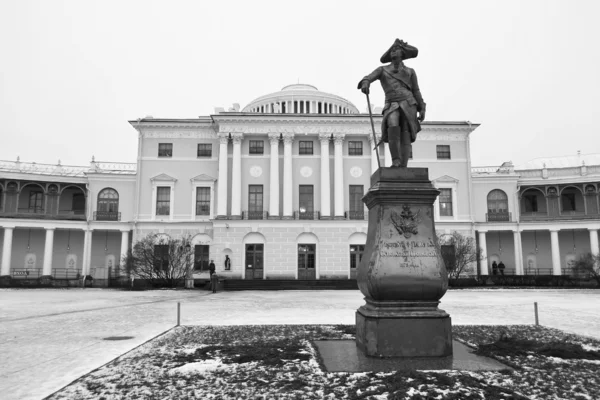Pavlovsk Palace and Paul`s monument — Stock Photo, Image