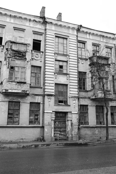 Gammalt förfallen byggnad i den historiska delen av vitebsk — Stockfoto