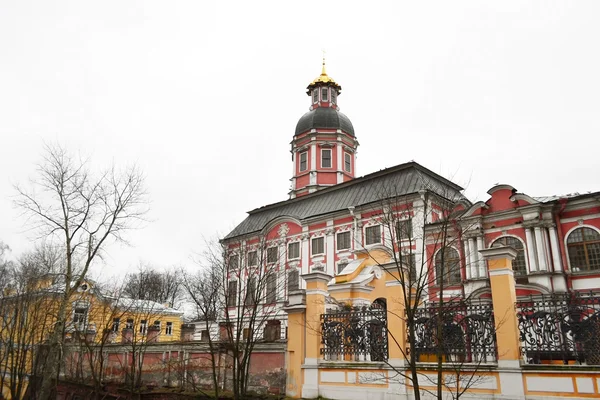 在 st.peterburg alexandro nevskay 修道院 — 图库照片