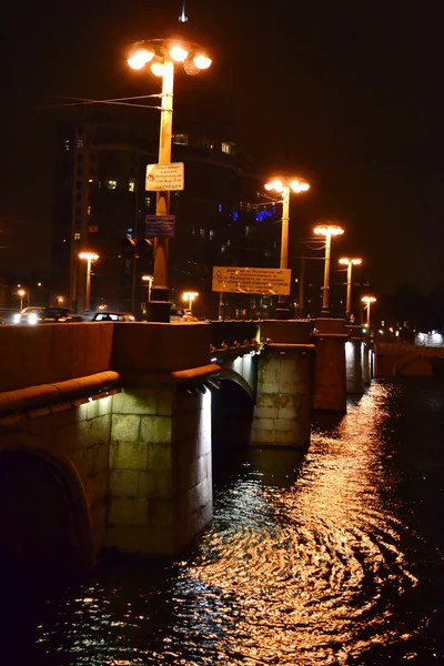 Γέφυρα sampsonievky τη νύχτα — Φωτογραφία Αρχείου