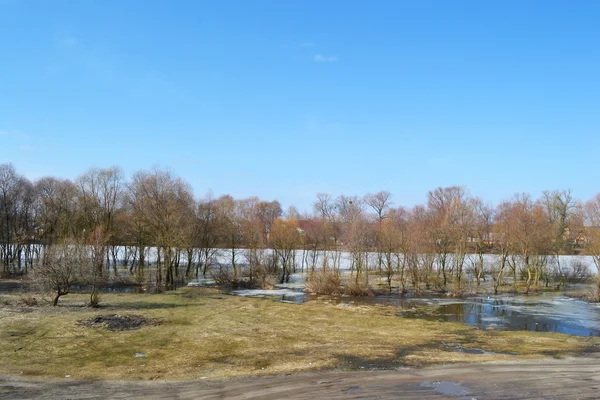 Časné jaro na řece — Stock fotografie