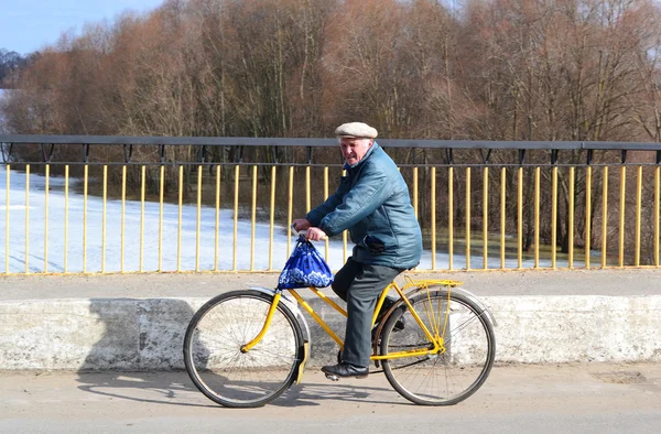 Velho monta uma bicicleta — Fotografia de Stock