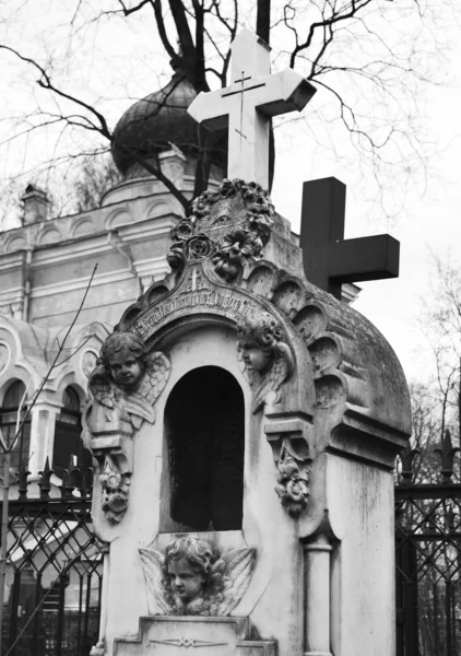 Stary grób na cmentarzu nikolskoye — Zdjęcie stockowe