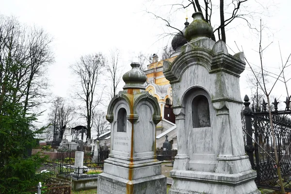 Velhas sepulturas no cemitério Nikolskoye — Fotografia de Stock
