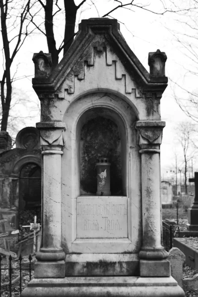 Altes Grab auf dem Friedhof von Nikolskoje — Stockfoto