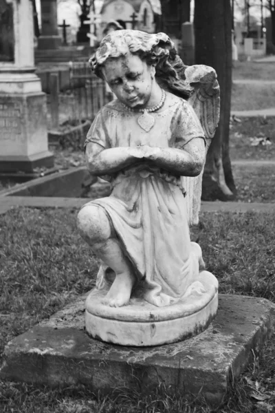 Statue of angel adorns the grave — Stock Photo, Image