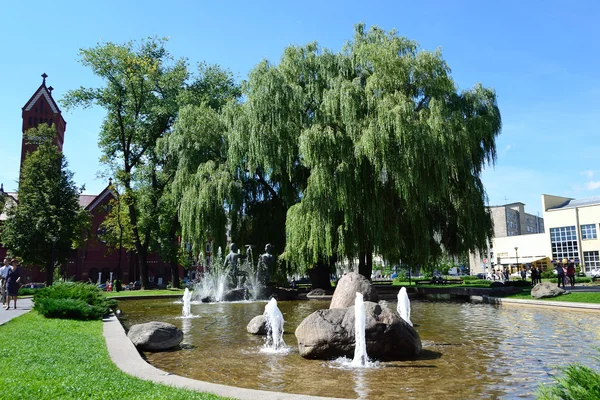 Fontaine dans le centre de Minsk — Photo