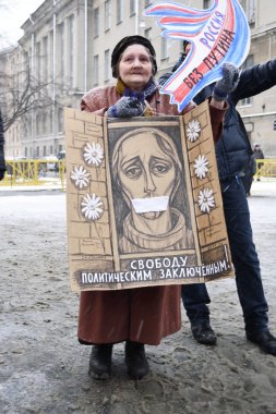 yaşlı kadın bir muhalefet mitingi protesto etti.