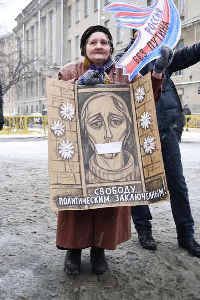 The old lady protested at an opposition rally — Stock Photo, Image