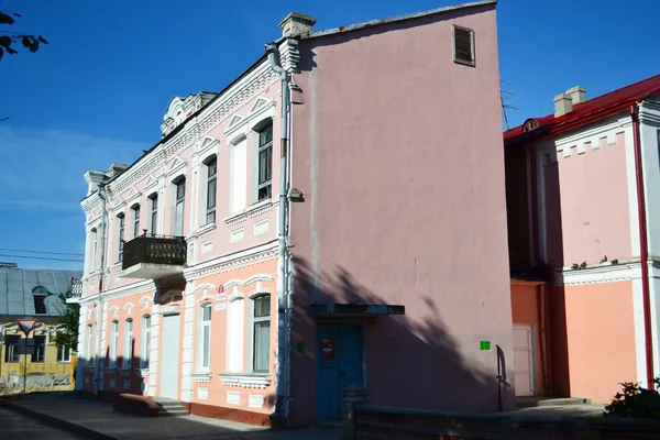 Güneşli bir yaz günü pinsk eski bölümünde bina — Stok fotoğraf