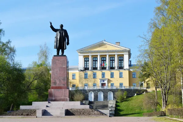 Pomnik Lenina i budynek szkoły w zelenogorsk — Zdjęcie stockowe