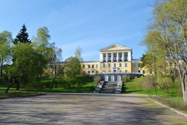 School building in the Zelenogorsk — Stock Photo, Image