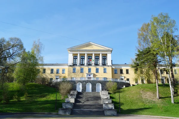 Školní budova v zelenogorsk — Stock fotografie