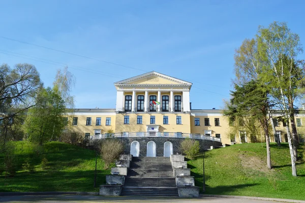 School building in the Zelenogorsk — Stock Photo, Image