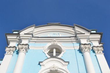 güneşli bir bahar gününde Smolny Manastırı