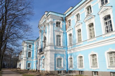 güneşli bir bahar gününde Smolny Manastırı