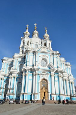 güneşli bir bahar gününde Smolny katedral