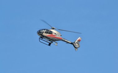 Mavi gökyüzü arka plan üzerinde uçan helikopter