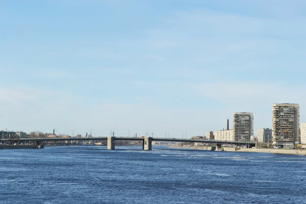 Newa Fluss und Wolodarski Brücke, st.petersburg — Stockfoto