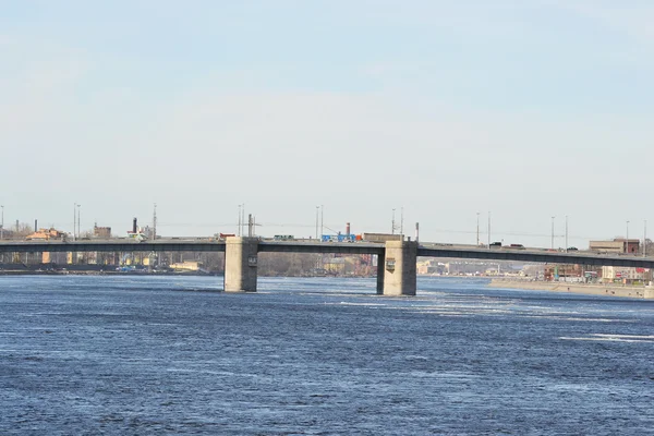 Нева и Володарский мост, Санкт-Петербург — стоковое фото