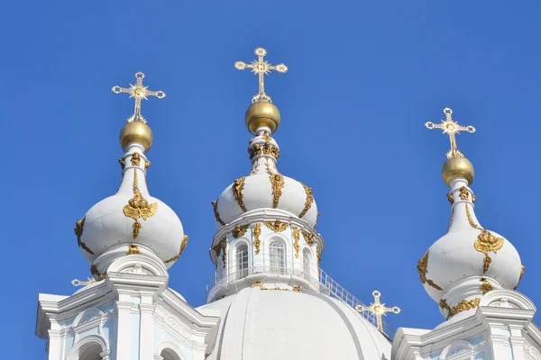 Catedral Smolny em um dia de primavera ensolarado — Fotografia de Stock