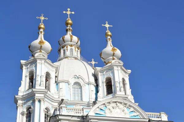 晴れた春の日にスモーリヌイ聖堂もあります。 — ストック写真