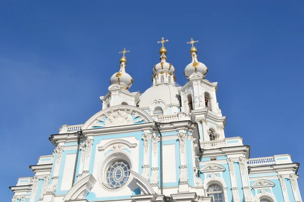 Catedral Smolny em um dia de primavera ensolarado — Fotografia de Stock