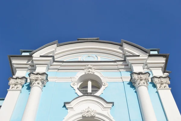 Güneşli bir bahar gününde Smolny Manastırı — Stok fotoğraf