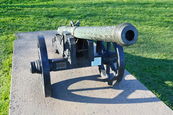 Antieke koperen kanon, st.petersburg — Stockfoto