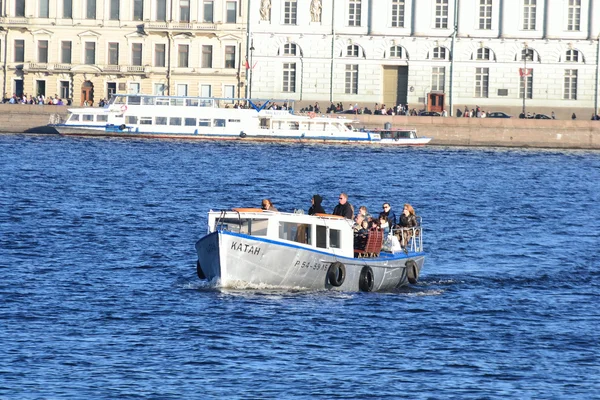 サンクトペテルブルクでの水輸送 — ストック写真