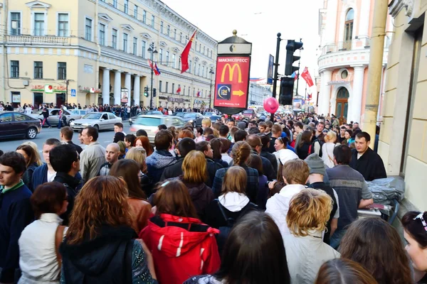 Large crowd of on Nevsky Prospect — Stock Photo, Image