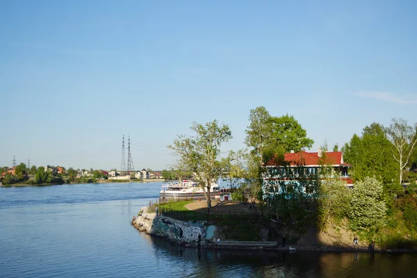 Vue sur la rivière Neva, banlieue de Saint-Pétersbourg — Photo