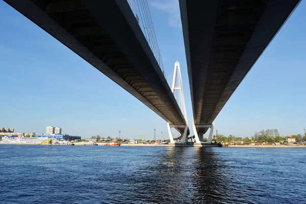 Καλώδιο-ενισχυμένος γέφυρα στην Αγία Πετρούπολη. — Φωτογραφία Αρχείου