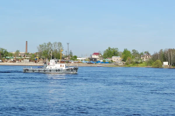Le navire navigue le long de la rivière Neva — Photo