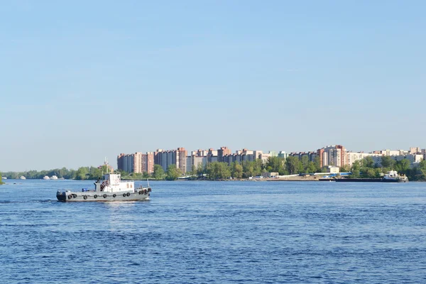 Lodě se plaví podél řeky Něvy — Stock fotografie