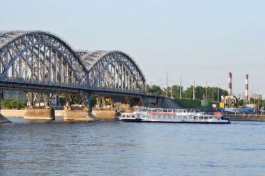 Finlandiya demiryolu Köprüsü'nde akşam