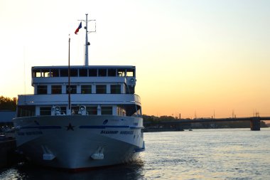 River cruise gemi ve neva Nehri