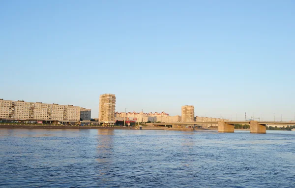 10 月路堤和涅瓦河 — 图库照片