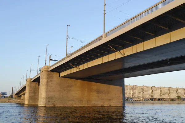 Нева и Володарский мост, Санкт-Петербург — стоковое фото